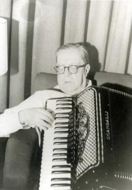 Sérgio Buarque de Holanda tocando sanfona