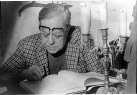 Sérgio Buarque de Holanda autografando o livro "Velhas Fazendas do Vale do Paraíba"