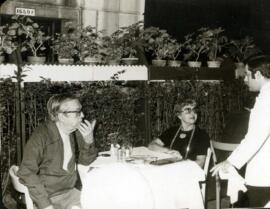 Casal Sérgio Buarque de Holanda e Maria Amélia Buarque de Hollanda em restaurante