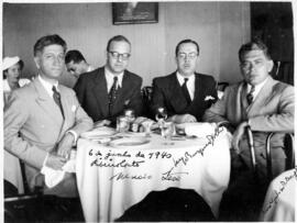 Encontro com intelectuais em restaurante do Rio de Janeiro: Múcio Leão, Ribeiro Couto e Austregésilo de Athayde