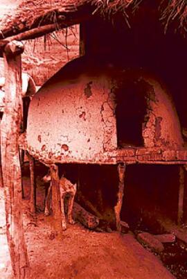 Negativos de monjolos, forno de barro e tear