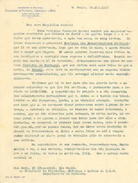 Carta de Sérgio Buarque de Holanda a Vitorino Magalhães Godinho tecendo comentários sobre a leitura de seu livro "Economia dos descobrimentos henriquinos"