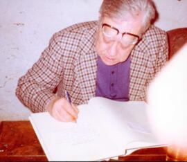 Sérgio Buarque de Holanda autografando o livro "Velhas Fazendas do Vale do Paraíba"