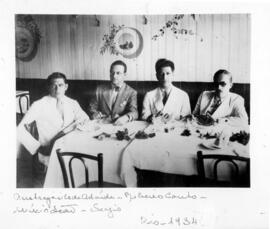 Encontro com intelectuais em restaurante do Rio de Janeiro: Austregésilo de Athayde, Ribeiro Couto e Múcio Leão,